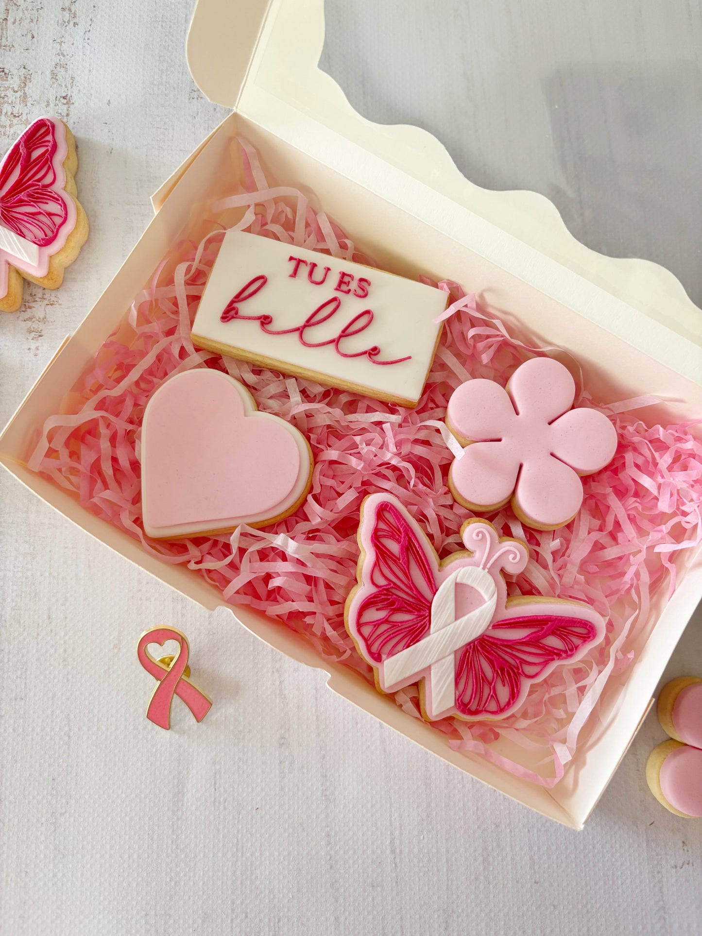 Coffret Octobre Rose biscuits + broche
