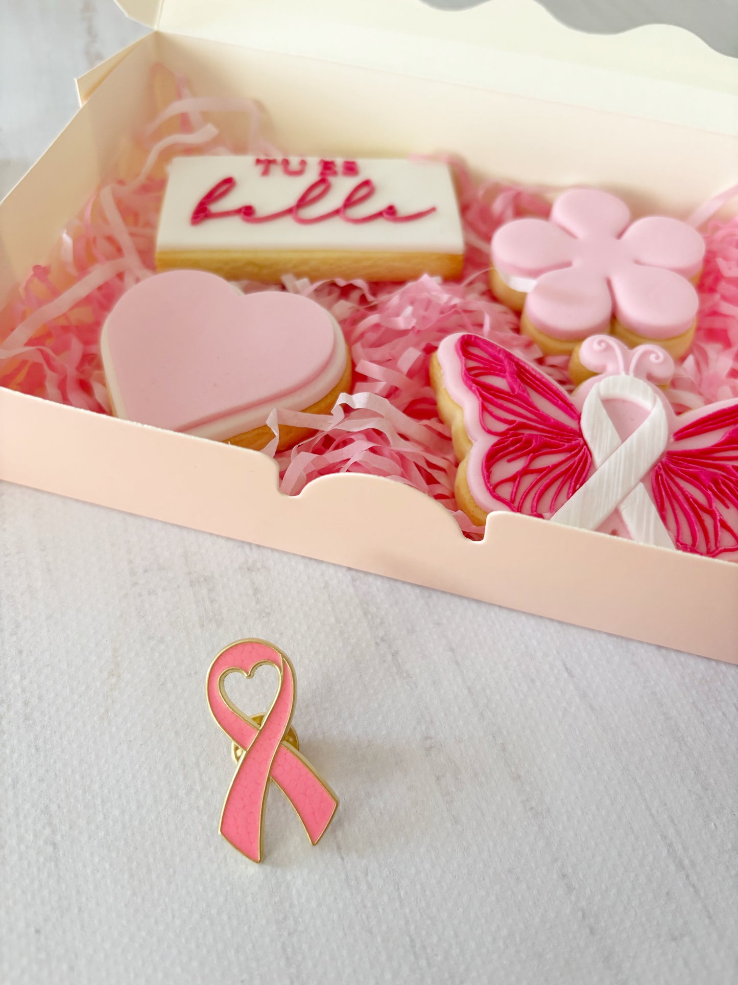 Coffret Octobre Rose biscuits + broche